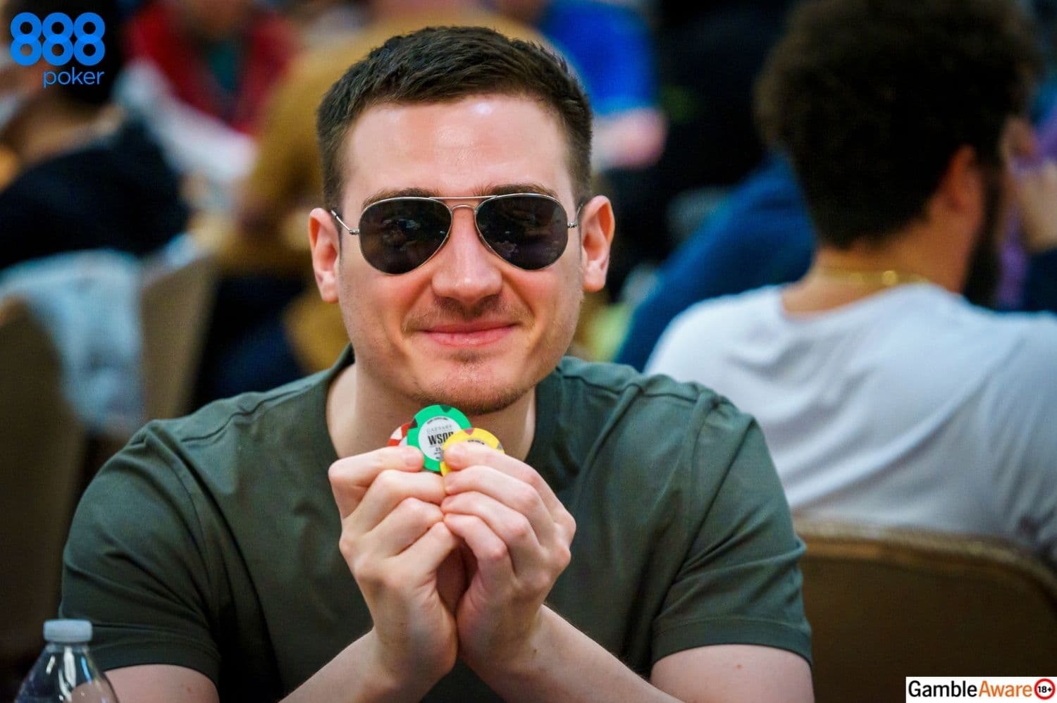 jogador de poker a segurar fichas