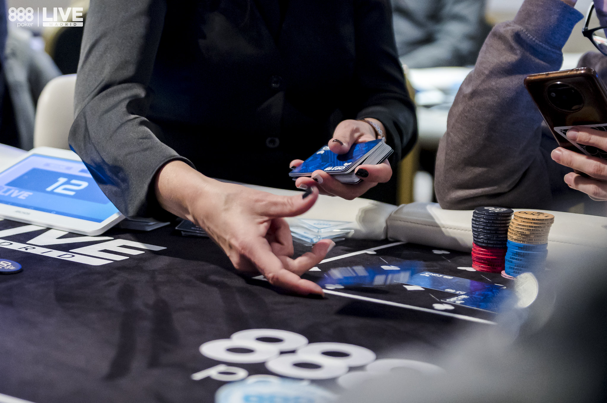 poker dealer dar cartas