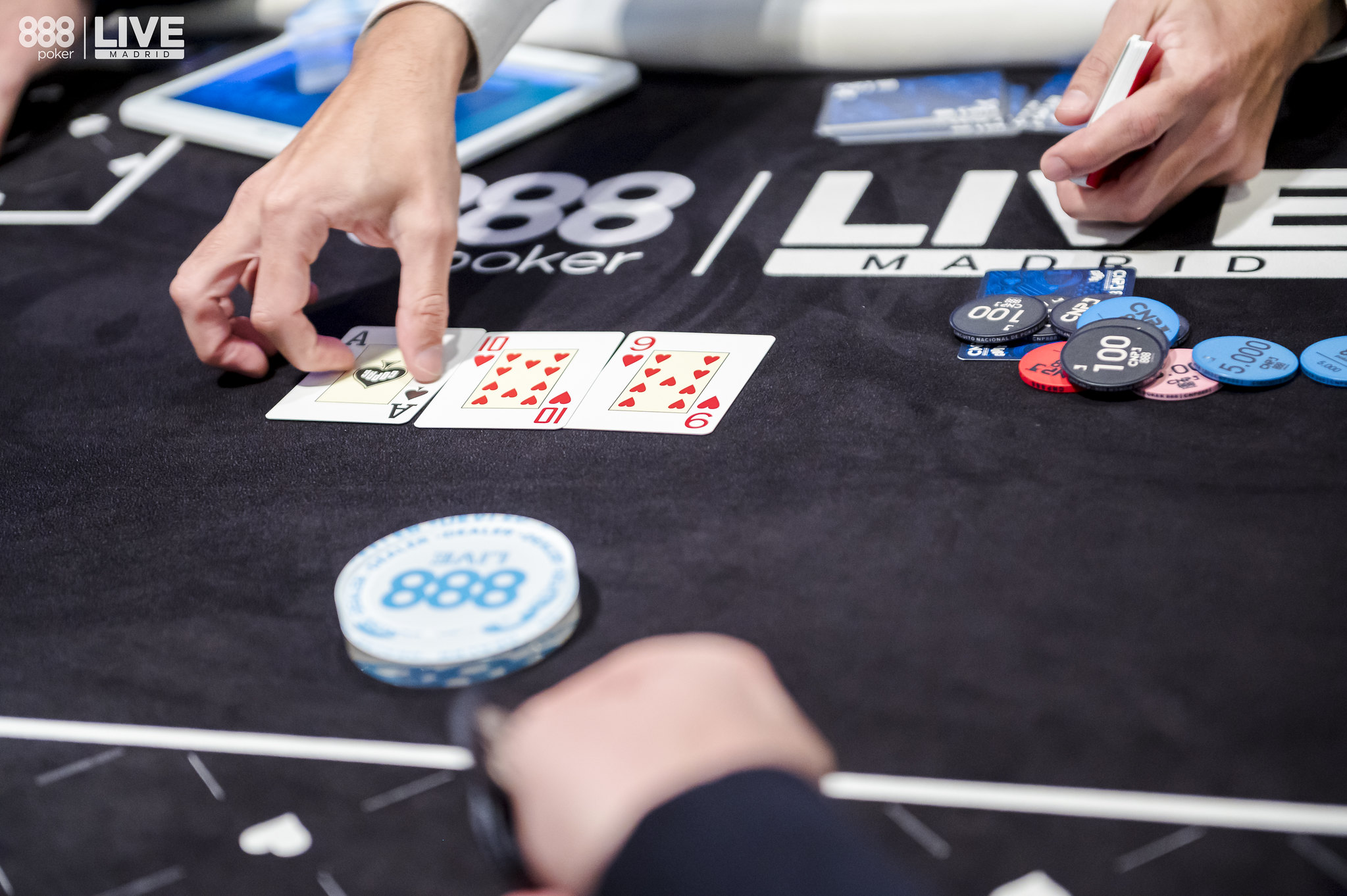 poker dealer flop