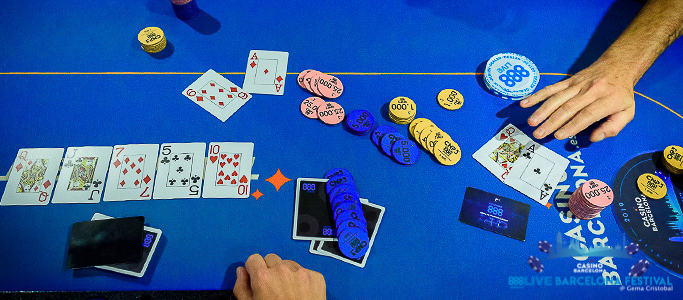 Botão ou dealer dentro da mala de poker