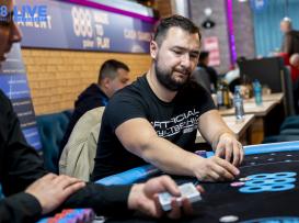 jogador de poker a apostar