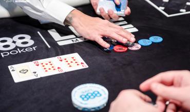 Como os Draws no Poker Permitem Transformar Mãos Fracas em Vitórias